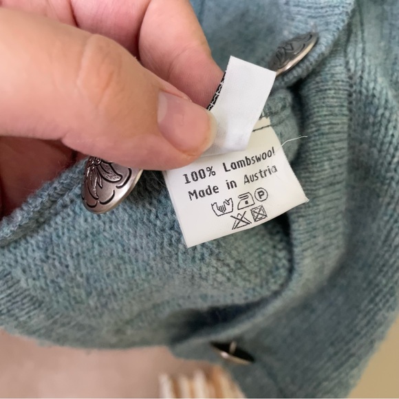 Vintage Austrian 100% Wool Embroidered Flower Cardigan Sweater SZ 8 - Picture 5 of 12